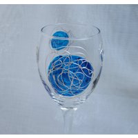Galaxie - Blau Und Perle Ein Exklusives Design, Handbemalt, Weinglas Mit Blauen "Planeten' Wirbelt Erhabener "Orbit Trails' von StarlightAndShadows