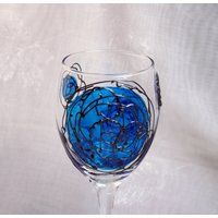 Galaxie - Blau Und Zinn Ein Exklusives Design, Handbemalt, Weinglas Mit Blauen "Planeten' Wirbelt Erhabenem "Orbit Trails' Galaxie - Blau Und Zinn Ein Exklusives Design, Handbemalt, Weinglas Mit Blauen "Planeten' Wirbelt Erhabenem "Orbit Trails' von StarlightAndShadows