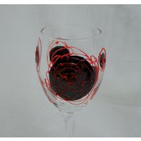 Galaxie - Schwarz Und Rot Ein Exklusives Design, Handbemalt, Weinglas Mit Schwarzen "Planeten' Wirbelt Erhabenen Roten "Orbit Trails' Galaxie - Schwarz Und Rot Ein Exklusives Design, Handbemalt, Weinglas Mit Schwarzen "Planeten' Wirbelt Erhabenen Roten "Orbit Trails' von StarlightAndShadows