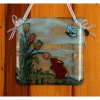Hand Bemalt, Schmelzglas Hängen Ornament. "Die Blumen Riechen' Niedlichen Häschen Und Tulpen Design 10X10cm/4 X Zoll Plus Band Hand Bemalt, Schmelzglas Hängen Ornament. "Die Blumen Riechen' Niedlichen Häschen Und Tulpen Design 10X10cm/4 X Zoll Plus Band von StarlightAndShadows