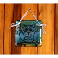 Handbemaltes, Verschmolzenes Glas Hängeornament. "Eulen' Süßes Baby Eulen Design 10x10cm Plus Hängeband von StarlightAndShadows