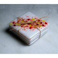 Handgefertigte Verschmolzene Kunstglas Untersetzer. "Cosmos - Salamander' Leuchtend Rot, Gelb Und Orange Auf Weißem Sockel. Wähle Ein Paar Oder 4Er von StarlightAndShadows