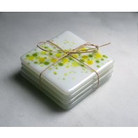 Handgefertigte Verschmolzene Kunstglas Untersetzer. "Cosmos - Zesty' Leuchtendes Gelb Und Grün Auf Weißem Sockel. Wähle Ein Paar Oder 4Er Set Handgefertigte Verschmolzene Kunstglas Untersetzer. "Cosmos - Zesty' Leuchtendes Gelb Und Grün Auf Weißem Sockel. Wähle Ein Paar Oder 4Er Set von StarlightAndShadows