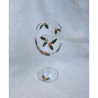 Holly Berry - Ein Exklusives Design, Handbemalt, Weinglas Mit Paar Gold Eingefassten Blättern Und Beeren, Die Schale Umkreisen Holly Berry - Ein Exklusives Design, Handbemalt, Weinglas Mit Paar Gold Eingefassten Blättern Und Beeren, Die Schale Umkreisen von StarlightAndShadows