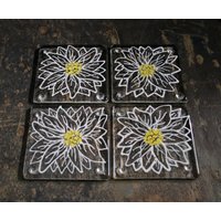 Kiln Fused Glas Untersetzer. "Daisy' Große Weiße Blüten Mit Gelber Mitte. Wähle Ein Klares Kunstglas Oder Recycelten Umweltfreundlichen Glassockel Kiln Fused Glas Untersetzer. "Daisy' Große Weiße Blüten Mit Gelber Mitte. Wähle Ein Klares Kunstglas Oder Recycelten Umweltfreundlichen Glassockel von StarlightAndShadows