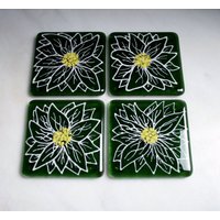 Kiln Fused Glas Untersetzer. "Gänseblümchen' Große Weiße Blüten Mit Gelber Mitte Auf Einem Olivgrünen Glassockel von StarlightAndShadows