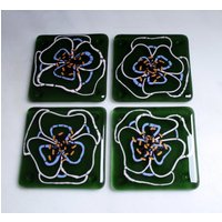 Kiln Fused Glas Untersetzer. "Viola' Handbemalte Große Rosa Und Mauve Blüten Mit Schwarz Golden Getippten Stamens Auf Einem Olivgrünen Glassockel von StarlightAndShadows
