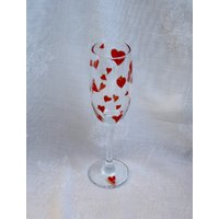 Love Heart - Rot Und Gold Ein Exklusives Design, Handbemalt, Champagnerglas Mit Einer Vielzahl Roter Herzen in Umrissen von StarlightAndShadows