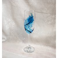 Pfau - Ein Exklusives Design, Handbemalt, Große Pfauenfeder Umkreist Die Schale Eines Champagnerglases. in Blau- & Grüntönen von StarlightAndShadows