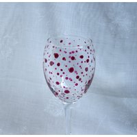 Polka Dot - Deep Rose Ein Exklusives Design, Handbemalt, Weinglas Mit Tief Rosa Dots, Die Schale Umkreisen von StarlightAndShadows