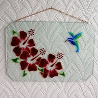 Rubin Hibiskus Trio - Eine Art Ofen Verschmolzen Kunst Glas Wandpaneel/Suncatcher Fenster-Panel. 3 Rot Blüten & Ein Kolibri Rubin Hibiskus Trio - Eine Art Ofen Verschmolzen Kunst Glas Wandpaneel/Suncatcher Fenster-Panel. 3 Rot Blüten & Ein Kolibri von StarlightAndShadows