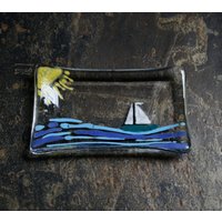 Segeln ~ Verschmolzene Glasseife/Trinket Mini Sushi Pralinenschale. Ein Kleines Segelboot Auf Den Blauen Meeren Unter Einer Gelben Sonne Klarem Segeln ~ Verschmolzene Glasseife/Trinket Mini Sushi Pralinenschale. Ein Kleines Segelboot Auf Den Blauen Meeren Unter Einer Gelben Sonne Klarem von StarlightAndShadows