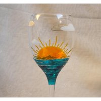 Sonnenschein. Exklusives Design, Handbemalt, Weinglas Mit Aufgehender Sonne, Dem Meer, Wolken & Um Den Sockel Die Worte You Are My Sunshine von StarlightAndShadows