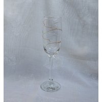 Spirali in Gold Und Perle - Ein Exklusives Design, Handbemalt, Spiralmuster Perlmuttweiß Auf Einem Champagnerglas Spirali in Gold Und Perle - Ein Exklusives Design, Handbemalt, Spiralmuster Perlmuttweiß Auf Einem Champagnerglas von StarlightAndShadows