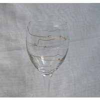 Spirali in Gold Und Perle - Ein Exklusives Design, Handbemalt, Spiralmuster Perlmuttweiß Auf Einem Weinglas Spirali in Gold Und Perle - Ein Exklusives Design, Handbemalt, Spiralmuster Perlmuttweiß Auf Einem Weinglas von StarlightAndShadows