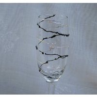 Spirali in Schwarz Und Perle - Ein Exklusives Design, Handbemalt, Spiralmuster Perlmuttweiß Auf Einem Champagnerglas Spirali in Schwarz Und Perle - Ein Exklusives Design, Handbemalt, Spiralmuster Perlmuttweiß Auf Einem Champagnerglas von StarlightAndShadows