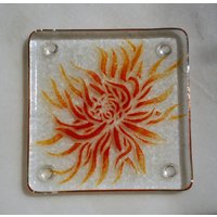 Verschmolzene Glas-Untersetzer. "Chrysantheme' Flamme Rote Und Orange Blumen Auf Klarer Basis. Florale Untersetzer. Wähle 2 Oder 4 Verschmolzene Glas-Untersetzer. "Chrysantheme' Flamme Rote Und Orange Blumen Auf Klarer Basis. Florale Untersetzer. Wähle 2 Oder 4 von StarlightAndShadows