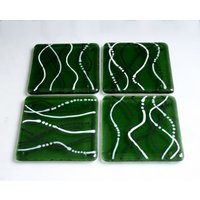 Verschmolzene Glas-Untersetzer. "Serpentin - Esche' Schwarz, Weiß & Grau Auf Einem Flaschengrünen Sockel. Quiggly Untersetzer. Wähle 2 Oder 4 von StarlightAndShadows