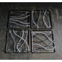 Verschmolzene Glas-Untersetzer. "Serpentin - Esche' Schwarz, Weiß & Grau Auf Klarer Basis. Quiggly Untersetzer. Wähle 2 Oder 4. Kann Individuell von StarlightAndShadows
