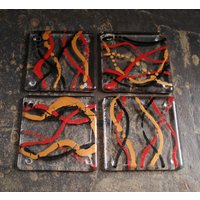 Verschmolzene Glas-Untersetzer. "Serpentin - Inferno' Schwarz, Rot Und Gold Auf Klarer Basis. Quiggly Untersetzer. Wähle 2 Oder 4. Kann Individuell Verschmolzene Glas-Untersetzer. "Serpentin - Inferno' Schwarz, Rot Und Gold Auf Klarer Basis. Quiggly Untersetzer. Wähle 2 Oder 4. Kann Individuell von StarlightAndShadows