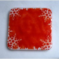 Verschmolzenes Glas. "Schneerand' Weiße Schneeflocken Mit Meliertem Rot. Festliche Untersetzer. Winter Urlaub Weihnachts Untersetzer. Wähle 2 Oder 4 von StarlightAndShadows
