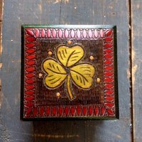 Holzkästchen - Geschnitztes Design Gebeizt Herzen Grün Rot Klappdeckel 10 cm Im Quadrat Schmuckkästchen Holzkästchen - Geschnitztes Design Gebeizt Herzen Grün Rot Klappdeckel 10 cm Im Quadrat Schmuckkästchen von StateAndMainVintage