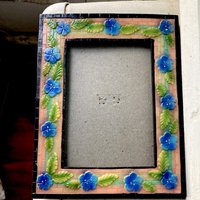 Kleiner Blumenrahmen Blaue Blumen Grüne Blätter Rahmen Aus Resin Bilderrahmen von StateAndMainVintage