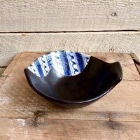 Schwarz Mit Blau-Weißem Design - Keramikschale Teegießschale Japanisch Elegante Schale von StateAndMainVintage