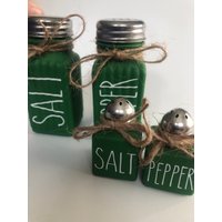 Rae Dunn Inspirierte St. Patrick's Day Grünes Bauernhaus Salz - Und Pfefferstreuer Mit Kostenlosem Mini-Set von StatementsofSASSbyA