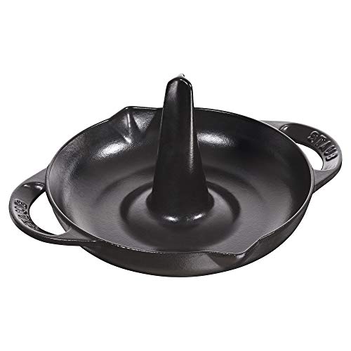 STAUB Hähnchenbräter, Hähnchengrill, Hähnchen Ständer, -halter, inkl. Auffangschale, Gusseisen, 24 cm, für alle Herdarten inkl Backofen, Schwarz von STAUB