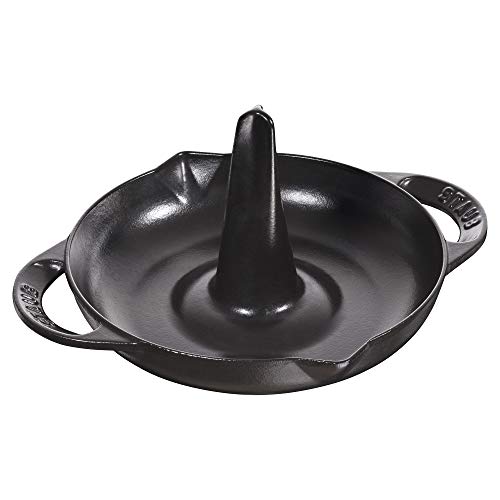 STAUB Hähnchenbräter, Hähnchengrill, Hähnchen Ständer, Gusseisen, 24 cm, für alle Herdarten inkl Backofen, Schwarz von STAUB