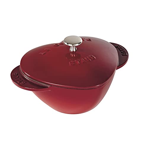 STAUB Cocotte/Bräter, Herz 20 cm, 1,75 L, Gusseisen mit mattSchwarzer Emaillierung im Inneren des Topfes, für alle Herdarten inkl. Induktion & Backofen, Kirschrot von STAUB