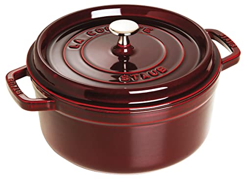 STAUB Gusseisen Bräter/Cocotte, Rund 24 cm, 3,7 L, Aromaregen Funktion für optimale Befeuchtung, Für alle Herdarten inkl. Induktion & Backofen, Grenadine von STAUB