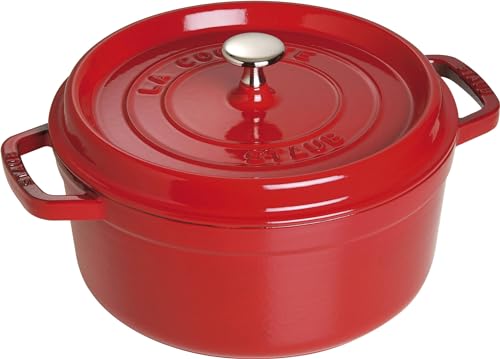 STAUB Gusseisen Bräter/Cocotte, Rund 24 cm, 3,8 L, Aromaregen Funktion, Für alle Herdarten geeignet, Kirschrot von STAUB