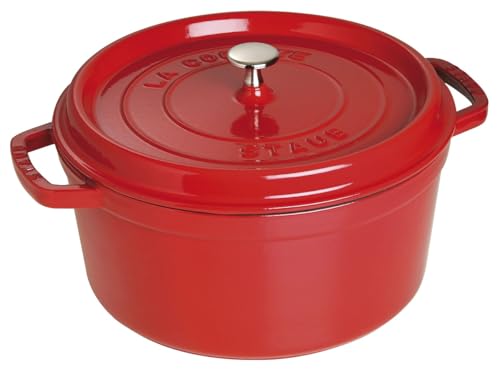 STAUB Gusseisen Bräter/Cocotte, rund 28cm, 6,7L, Aromaregen Funktion für optimale Befeuchtung, Für alle Herdarten inkl. Induktion & Backofen, Kirschrot von STAUB
