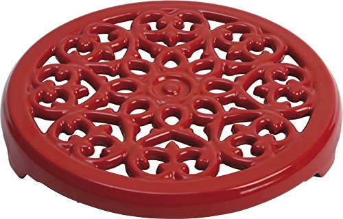 STAUB Topfuntersetzer Lilie 23 cm, Gusseisen, Kirschrot STAUB Topfuntersetzer Lilie 23 cm, Gusseisen, Kirschrot von STAUB