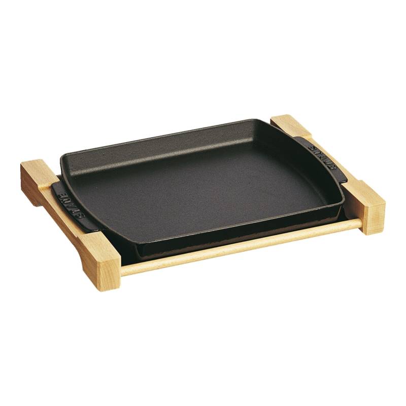 Staub Serving Teller mit Holzunterlage 33 cm x 22 cm, Gusseisen, Schwarz von Staub