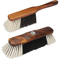 Staubbindendes Hausbesen-Set mit feiner Rosshaarmischung Mit seinen natürlichen Rosshaaren eignet sich diese Zimmerbesen-Kombi bestehend aus Handfeger und Besenkopf für die Anwendung bei trockenem Schmutz. Die Haare auf den mahagonifarbenen Holzkörpern spielen mit feinem Material vor allem auf glatten Böden im Innenbereich ihre Stärken aus. Dank ihrer Weichheit nehmen sie auch kleinste Staubkörnchen zuverlässig auf. Ein weiterer Vorteil: Besen mit Naturmaterialien wie Rosshaar laden sich nicht elektrostatisch auf und zeichnen sich durch eine lange Haltbarkeit aus. Unser Tipp: Lagern Sie die Besen verkehrt herum oder hängen sie diese auf. So knicken die Rosshaare nicht ein und ihre gute Qualität bleibt erhalten. Das Besenkopf-Gewinde ist mit handelsüblichen Besenstielen kompatibel. Für effiziente Reinigungsarbeiten im Innenraum: Bestellen Sie die Zimmerbesen-Kombi aus Handfeger und Besenkopf jetzt hier bei uns.Zimmerbesen-Kombi, Handfeger + Besenkopf, staubbindende Rosshaarmischung Zimmerbesen-Kombi, Handfeger + Besenkopf, staubbindende Rosshaarmischung Staubbindendes Hausbesen-Set mit feiner Rosshaarmischung Mit seinen natürlichen Rosshaaren eignet sich diese Zimmerbesen-Kombi bestehend aus Handfeger und Besenkopf für die Anwendung bei trockenem Schmutz. Die Haare auf den mahagonifarbenen Holzkörpern spielen mit feinem Material vor allem auf glatten Böden im Innenbereich ihre Stärken aus. Dank ihrer Weichheit nehmen sie auch kleinste Staubkörnchen zuverlässig auf. Ein weiterer Vorteil: Besen mit Naturmaterialien wie Rosshaar laden sich nicht elektrostatisch auf und zeichnen sich durch eine lange Haltbarkeit aus. Unser Tipp: Lagern Sie die Besen verkehrt herum oder hängen sie diese auf. So knicken die Rosshaare nicht ein und ihre gute Qualität bleibt erhalten. Das Besenkopf-Gewinde ist mit handelsüblichen Besenstielen kompatibel. Für effiziente Reinigungsarbeiten im Innenraum: Bestellen Sie die Zimmerbesen-Kombi aus Handfeger und Besenkopf jetzt hier bei uns.Zimmerbesen-Kombi, Handfeger + Besenkopf, staubbindende Rosshaarmischung Zimmerbesen-Kombi, Handfeger + Besenkopf, staubbindende Rosshaarmischung von Staubbindendes Hausbesen-Set mit feiner Rosshaarmischung Mit seinen natürlichen Rosshaaren eignet sich diese Zimmerbesen-Kombi bestehend aus Handfeger und Besenkopf für die Anwendung bei trockenem Schmutz. Die Haare auf den mahagonifarbenen Holzkörpern s