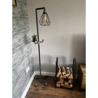 Industrielle Steam Punk Stehlampe Mit Regal Und Haken Wohnzimmer Steampunk Beleuchtung von SteamPunkedDecor