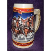 Vintage 1999 Keramik Anheuser Busch Budweiser Pferde Bierkrug/Becher - Weihnachtsferien Stein Ein Jahrhundert Tradition Cs389 von SteamRollerVintage