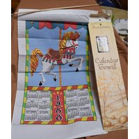 Vintage First Edition Kalender Handtuch/Wandbehang - 1988 Karussell Pferd. Nie Verwendet, in Originalverpackung von SteamRollerVintage