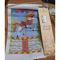 Vintage Erstausgabe Kalender Handtuch/Wandbehang - 1988 Karussellpferd. Nie Benutzt, in Originalverpackung von SteamRollerVintage