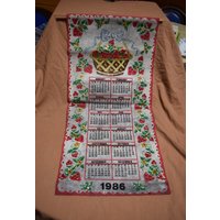 Vintage Kalender Handtuch/Wandbehang - 1986 Erdbeeren Im Korb Handgenähte Pailletten Wandbehangkalender von SteamRollerVintage