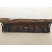 Handgefertigte Holz-Regal Mit Metall Akzent Stück von SteelAndTimberCraft