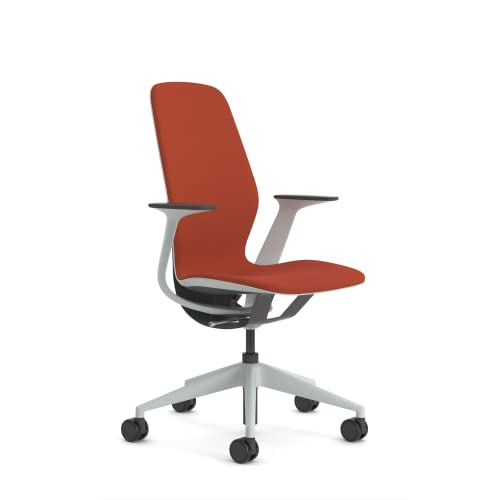 Steelcase Silq Ergonomischer, höhenverstellbarer Stuhl mit Möwengrau/Karbon Metallic Rückenlehne und Safran Bezug von Steelcase