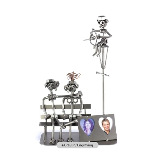 Steelman24 I Schraubenmännchen Liebespaar Mit Bilderrahmen Mit Persönlicher Gravur I Made in Germany I Handarbeit I Geschenkidee I Stahlfigur I Metallfigur Steelman24 I Schraubenmännchen Liebespaar Mit Bilderrahmen Mit Persönlicher Gravur I Made in Germany I Handarbeit I Geschenkidee I Stahlfigur I Metallfigur von Steelman24