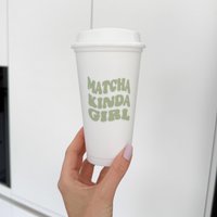 To-Go Becher „Matcha Kinda Girl" I 473 Ml Trinkbecher Mit Deckel Stylisch Nachhaltig Wiederverwendbar Perfekter Für Matcha-Lovers von StefaniesAtelierShop