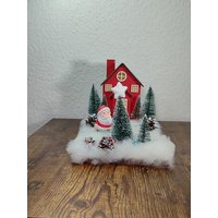 Weihnachtstischdekoration Mit Einem Weihnachtsmann Und Led Haus, Tischgesteck, Weihnachtsgesteck, Beleuchtung, Fenster Deko von SteffisMalerei