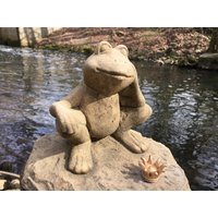 Froschkönig Aus Sandstein, Gartendeko, Figur, Groß, Teich von SteinArtManufaktur