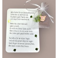 Zauberhafter Glücksbringer Handgeschrieben - Glücksschwein Mutmacher Liebevoller Text Im Satinsäckchen Mit Glückskleekonfetti Verpackt von Steinbildmanufaktur